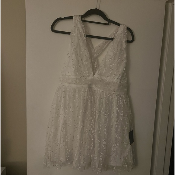 White mini dress with twist back - Picture 3 of 7